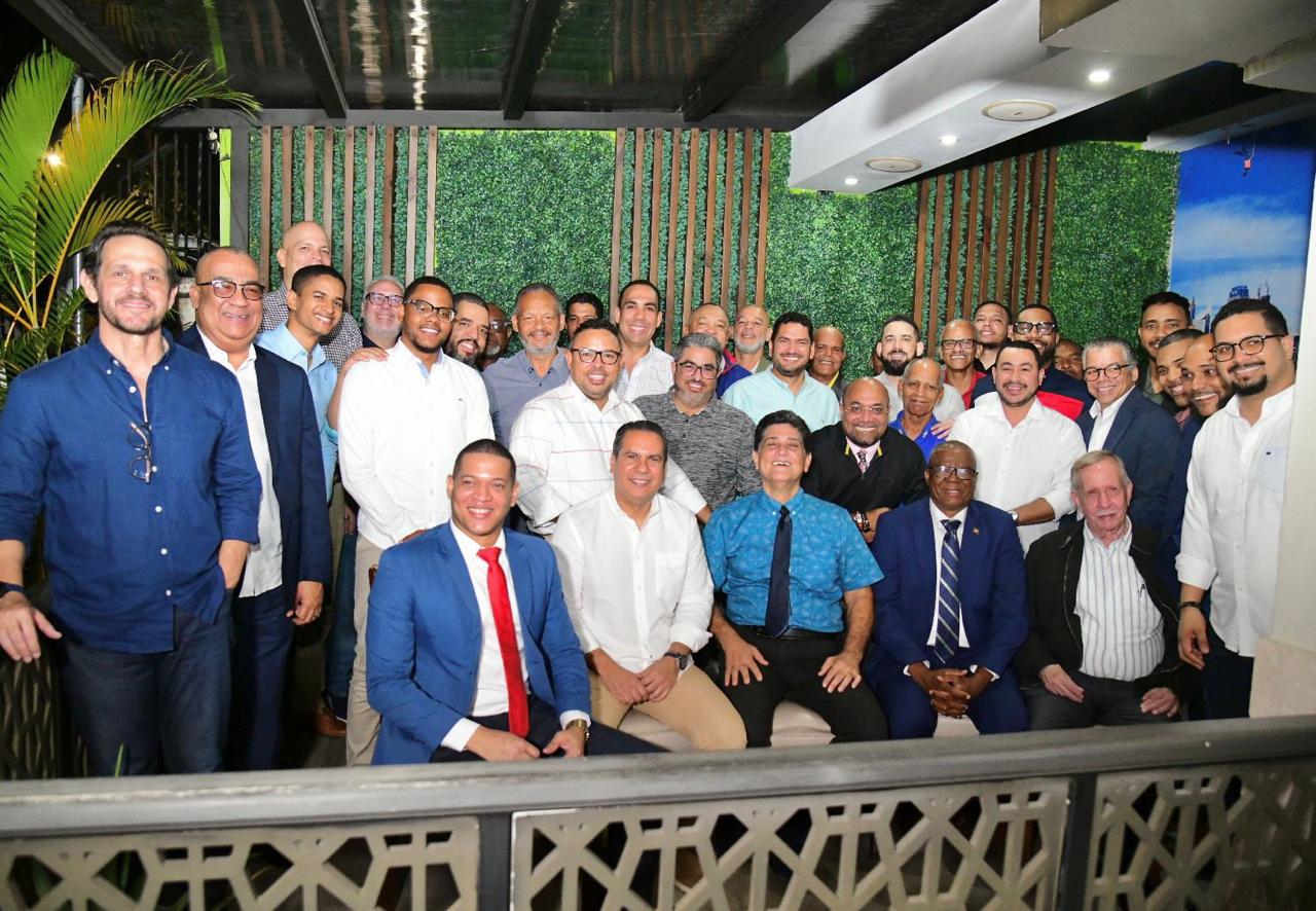 El Clásico Mundial de Béisbol 2026 se prepara con un amplio equipo de narradores y figuras destacadas en la transmisión