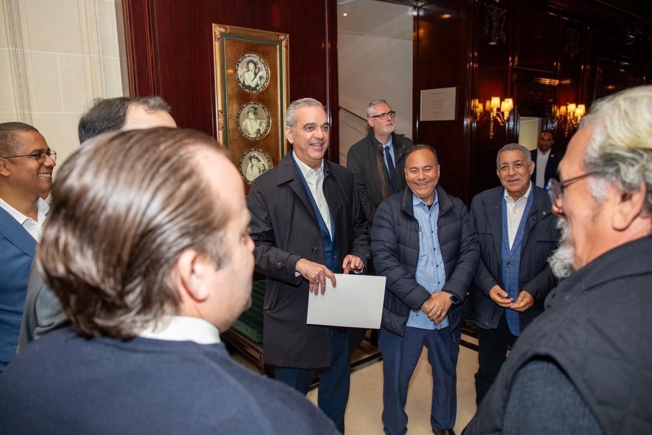 Luis Abinader viaja a París para reunirse con Macron y participar en foro anticorrupción de la OCDE, donde firmará un acuerdo estratégico.