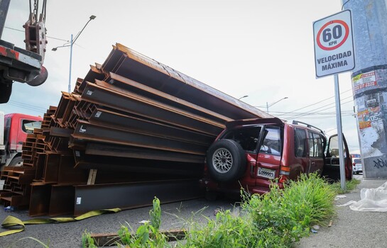 Camión impacta vehículo y colapsa tránsito en la autopista Duarte