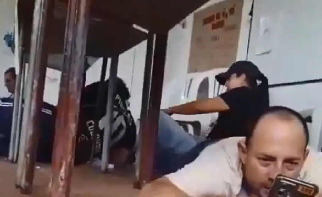 Un puesto de votación en Puerto Lozada, zona rural de La Macarena (Meta), fue atacado con un dron explosivo por disidencias de las FARC al cierre de las elecciones legislativas del 8 de marzo de 2026. Los jurados se lanzaron al piso mientras el Ejército repelía el ataque. No hubo heridos, el preconteo fue suspendido y luego reanudado. En Chimá, Córdoba, también se reportó una amenaza de asonada en otro puesto electoral.