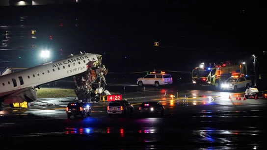 Colisión entre avión de Air Canada Express y camión en LaGuardia deja dos muertos y decenas de heridos. Autoridades investigan el accidente.