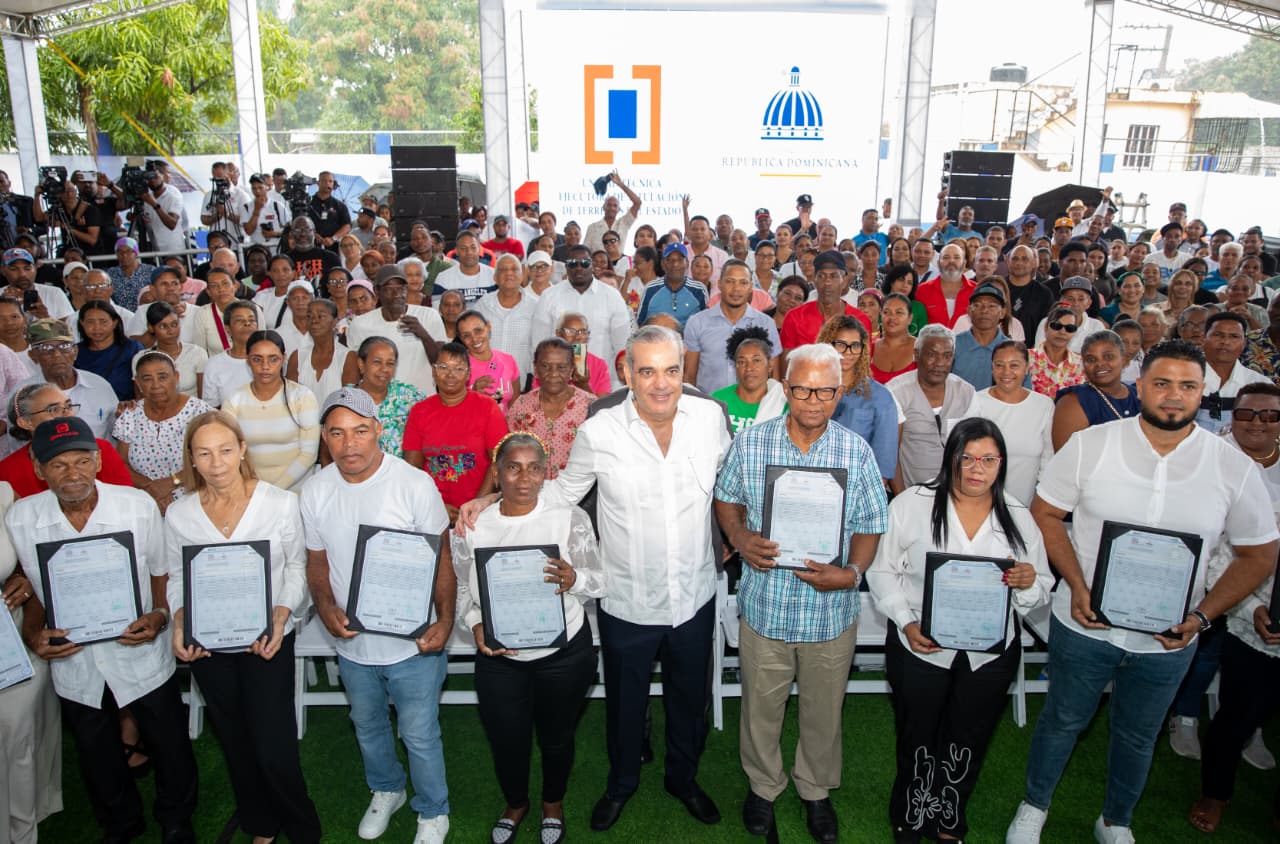 El presidente Luis Abinader entrega certificados de títulos de propiedad a familias de Los Alcarrizos.