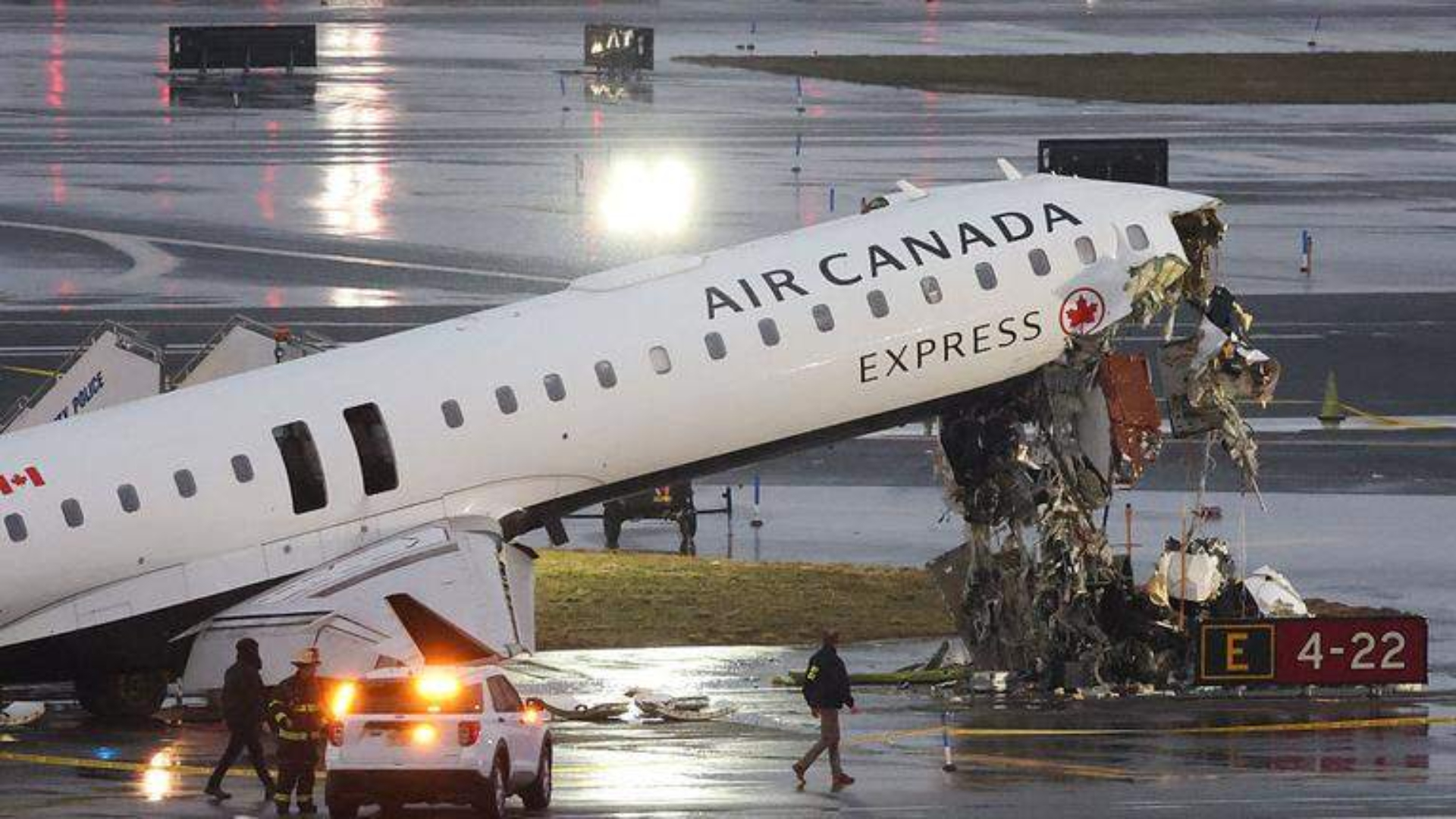 Dos pilotos murieron y 41 personas resultaron heridas tras choque entre avión y camión en LaGuardia, Nueva York. Investigan fallas en coordinación.