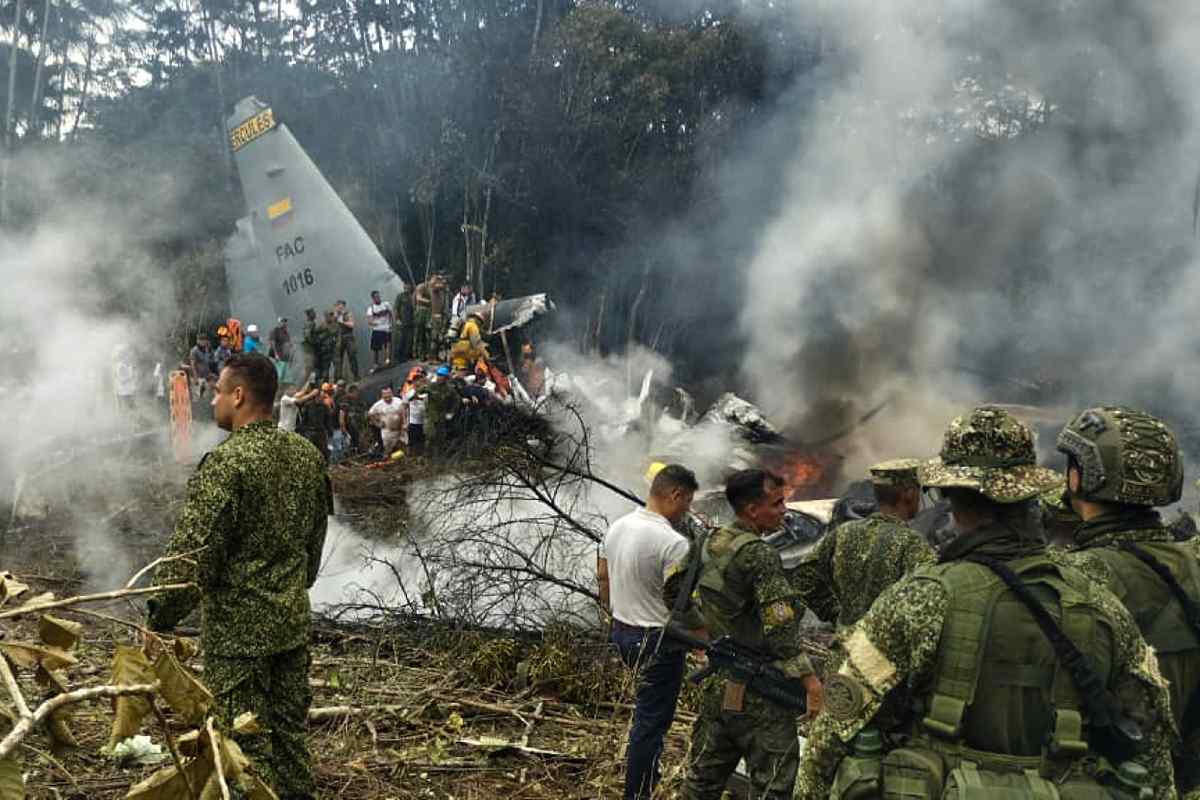 Avión militar Hércules C-130 accidentado en zona de Puerto Leguízamo mientras equipos de rescate atienden a los heridos