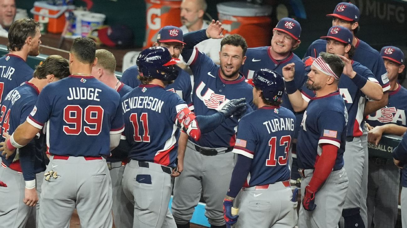Estados Unidos celebran victoria 2-1 sobre República Dominicana en semifinal del Clásico Mundial de Béisbol.
