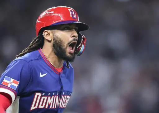 Fernando Tatis Jr. conectó el primer grand slam dominicano en la historia del Clásico Mundial, impulsó seis carreras y lideró la paliza 10-1 sobre Israel que le abrió las puertas de los cuartos de final al equipo de Albert Pujols, ahora invicto con marca de 3-0 en el Grupo D.