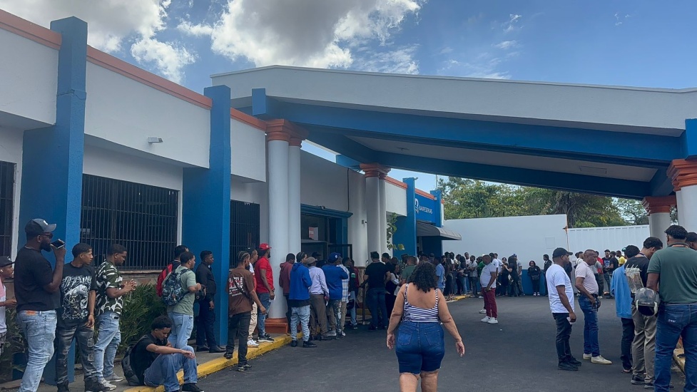 Instituto Nacional de Tránsito y Transporte Terrestre inicia nueva licencia y usuarios reportan largas filas y retrasos
