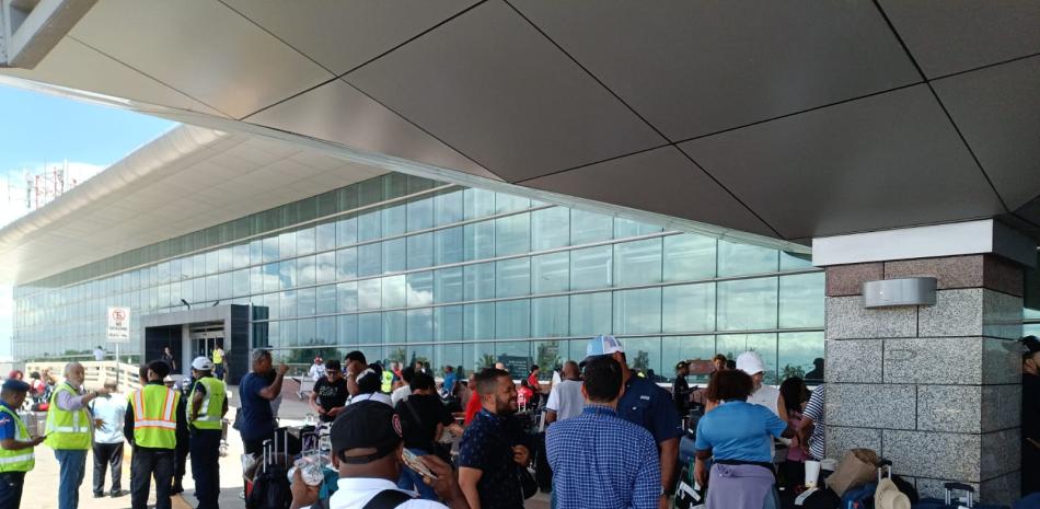 Protesta en AILA por vuelo a Madrid retrasado de World2Fly