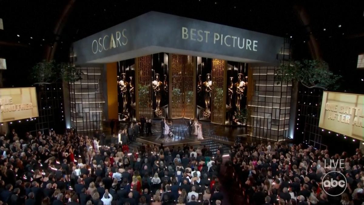 Paul Thomas Anderson recibe el Oscar a Mejor Película por “One Battle After Another” durante la 98.ª edición de los Premios de la Academia en Hollywood.