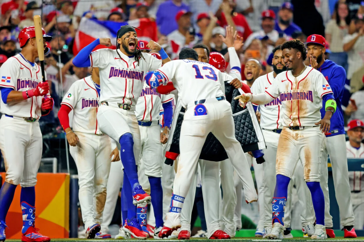 República Dominicana sometió a Países Bajos 12-1 en siete entradas este domingo en el loanDepot Park de Miami, imponiendo la regla de misericordia del Clásico Mundial de Béisbol 2026. Vladimir Guerrero Jr., Junior Caminero, Austin Wells y Juan Soto conectaron jonrones para mantener el invicto quisqueyano en el Grupo D. Los dominicanos acumulan 7 cuadrangulares en dos partidos y comparten el liderato con Venezuela.