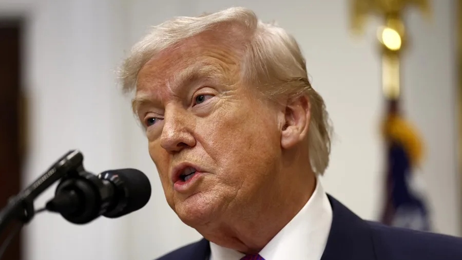 Donald Trump habla con periodistas sobre conversaciones entre Estados Unidos e Irán.
