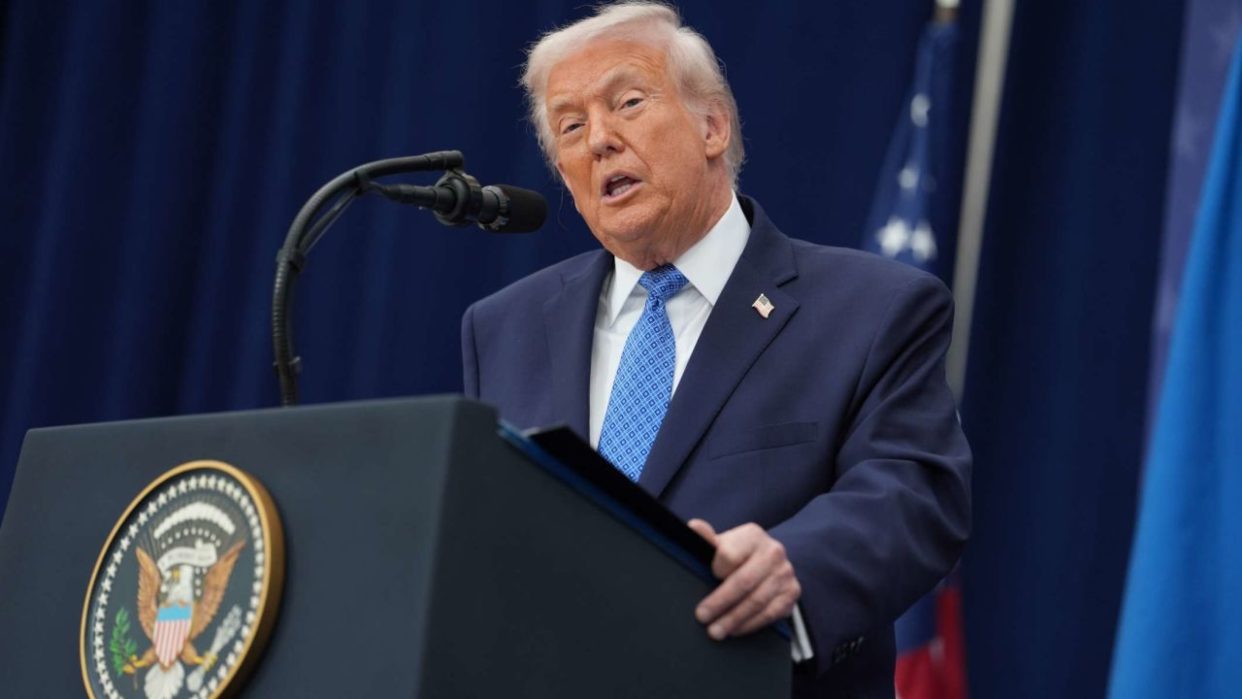 Donald Trump durante una declaración sobre Irán y operaciones militares en Oriente Medio