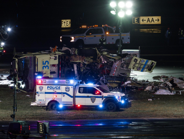 Avión de Air Canada Express con la cabina destruida tras colisión con camión en LaGuardia