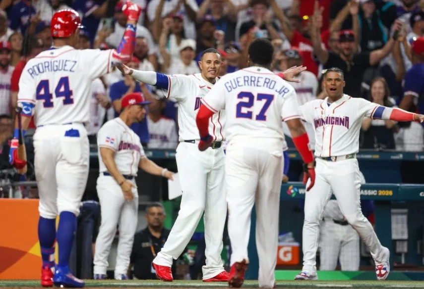 Jugadores de República Dominicana celebran victoria por nocaut ante Corea del Sur en el Clásico Mundial de Béisbol 2026 en Miami.