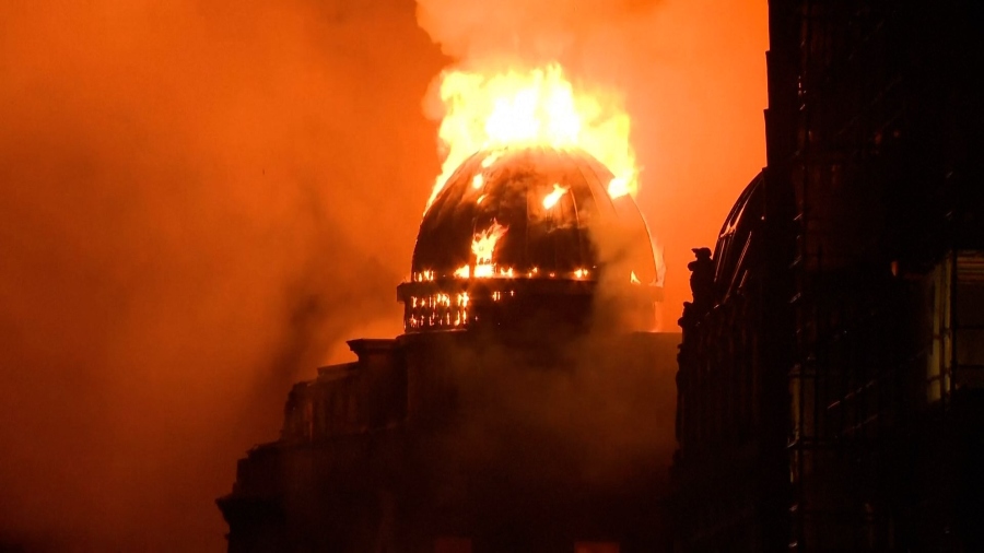 Colapso de la cúpula victoriana del edificio Forsyth tras el incendio en Glasgow