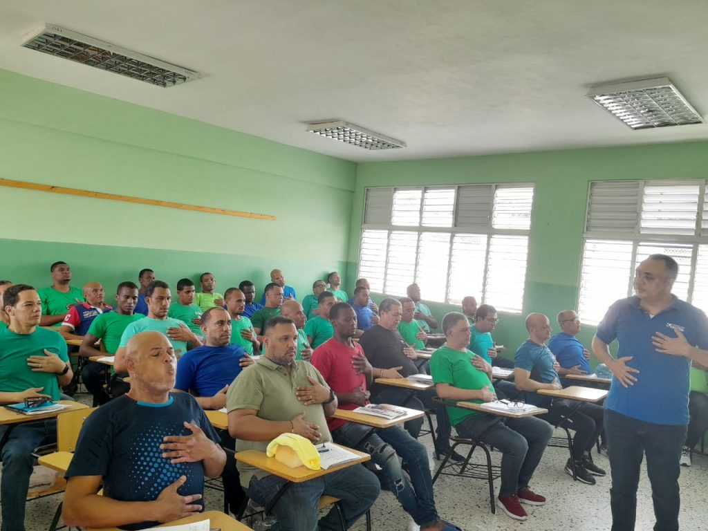 Interno en RD lidera programas contra la violencia desde prisión, formando profesionales y creando centros de prevención en la comunidad.