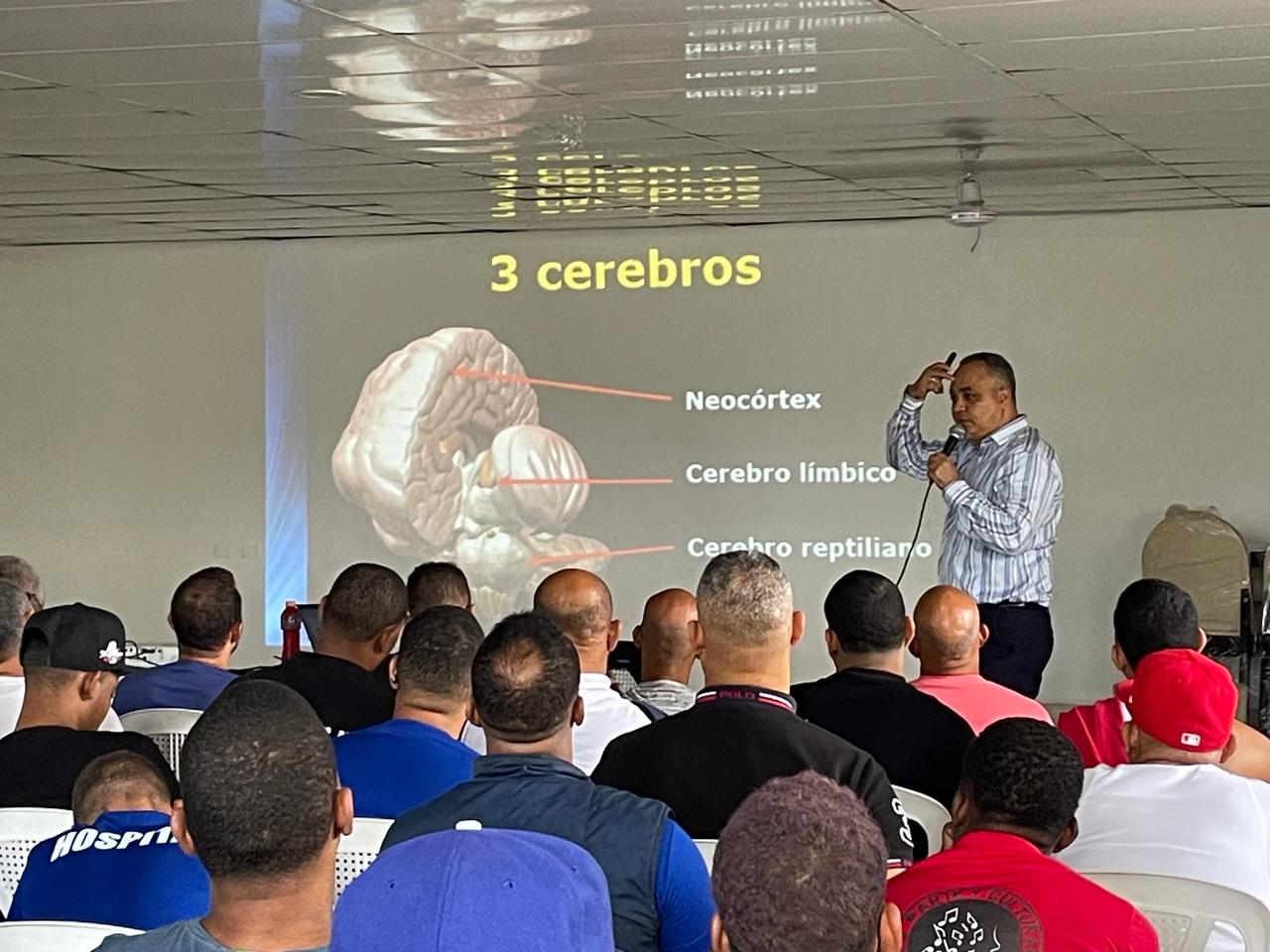Interno en RD lidera programas contra la violencia desde prisión, formando profesionales y creando centros de prevención en la comunidad.