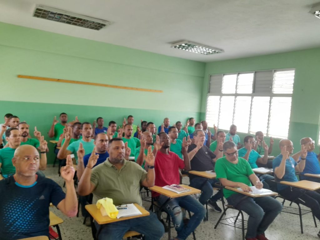 Un interno del sistema penitenciario dominicano impulsa programas de rehabilitación emocional y prevención de la violencia que ya impactan a cientos de profesionales y reclusos.