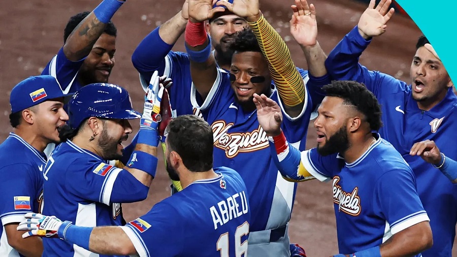 Venezuela celebran la remontada ante Italia en el loanDepot Park durante el Clásico Mundial de Béisbol.