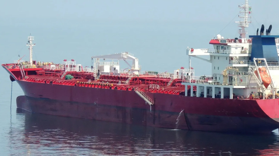 Tensión en Ormuz: barco chino ignora sanciones y navega libremente