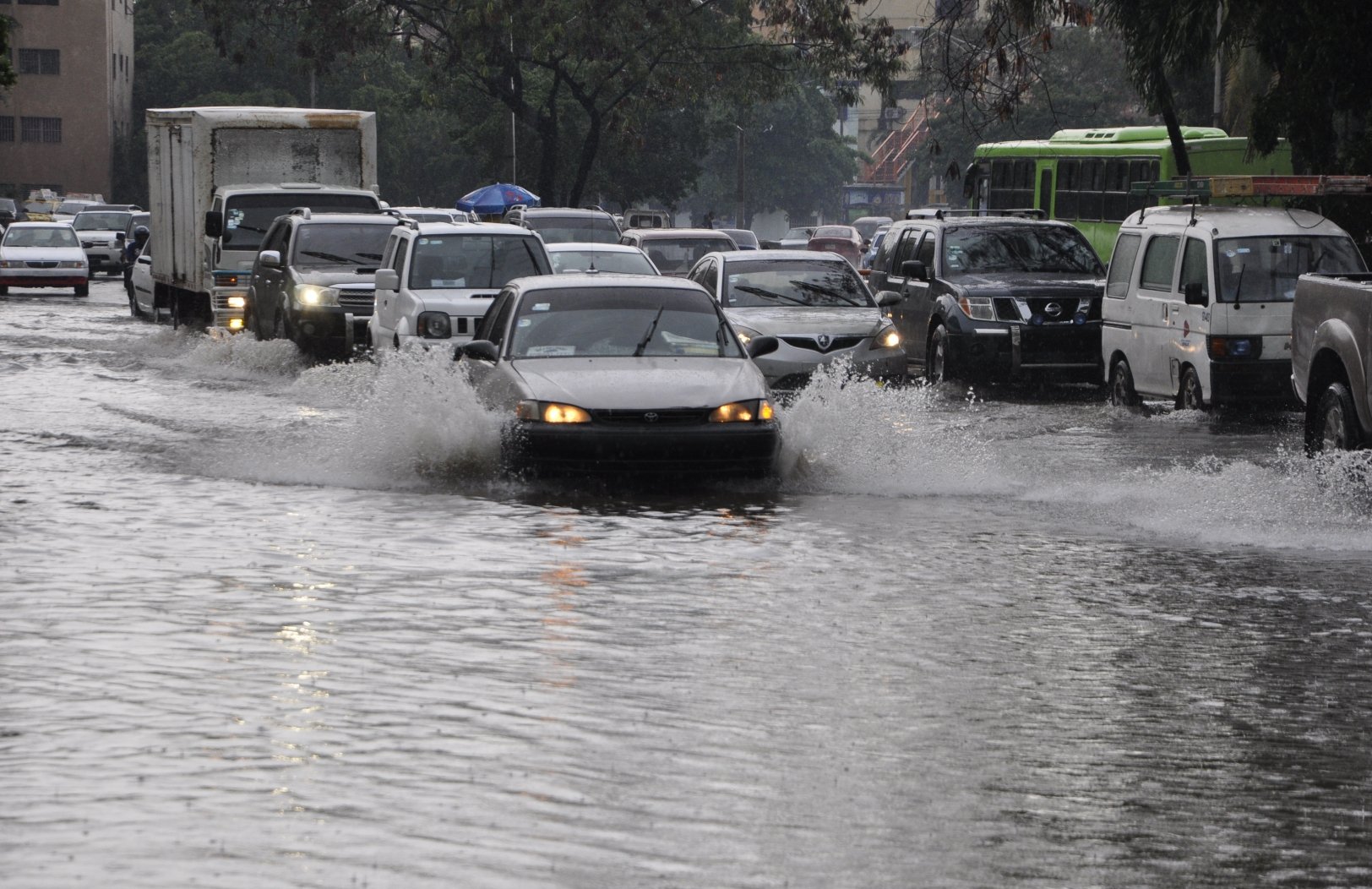 COE mantiene alertas por lluvias y vaguada en varias provincias