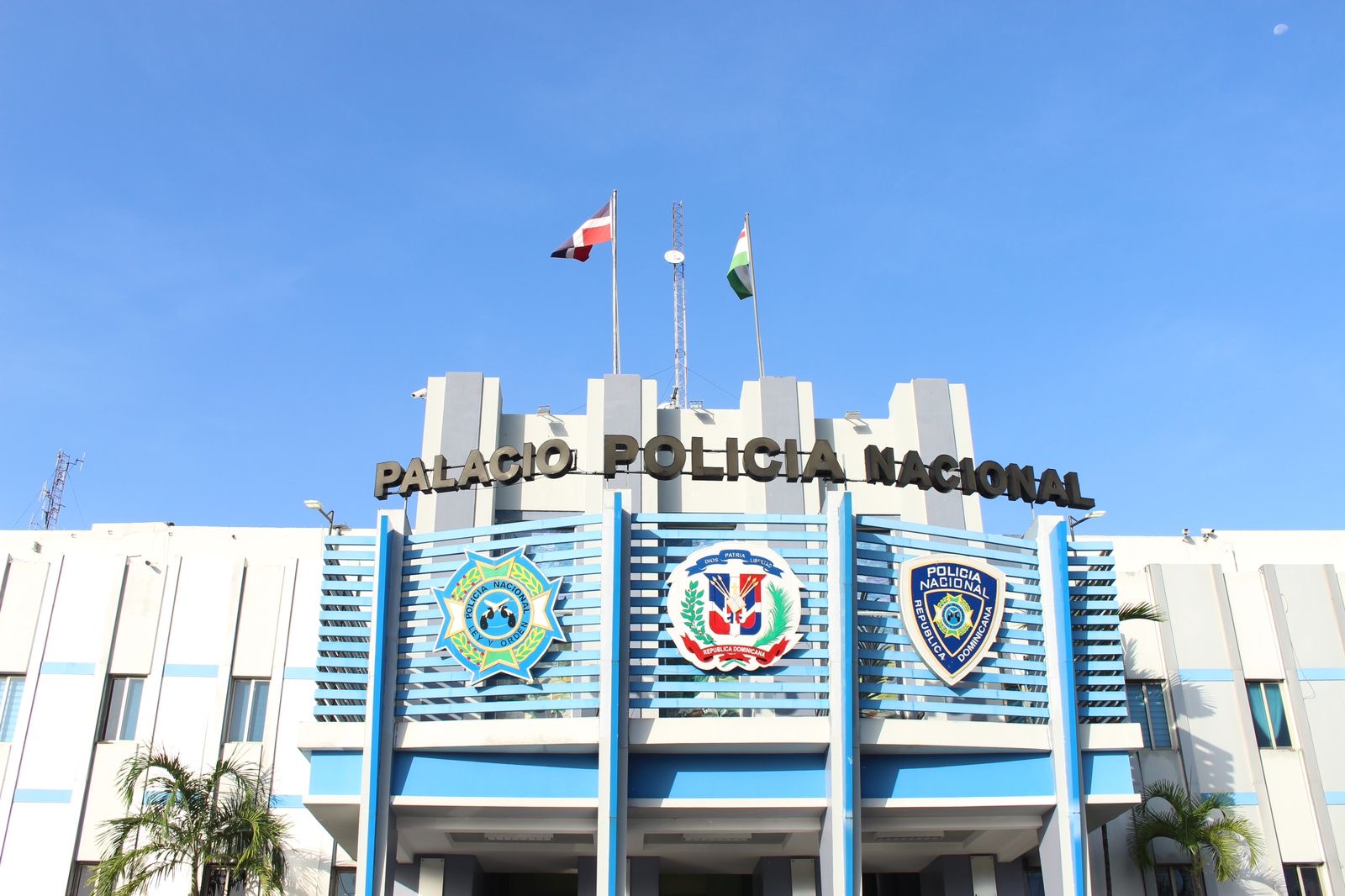 Policía persigue prófugos por asesinato de oficial en DN