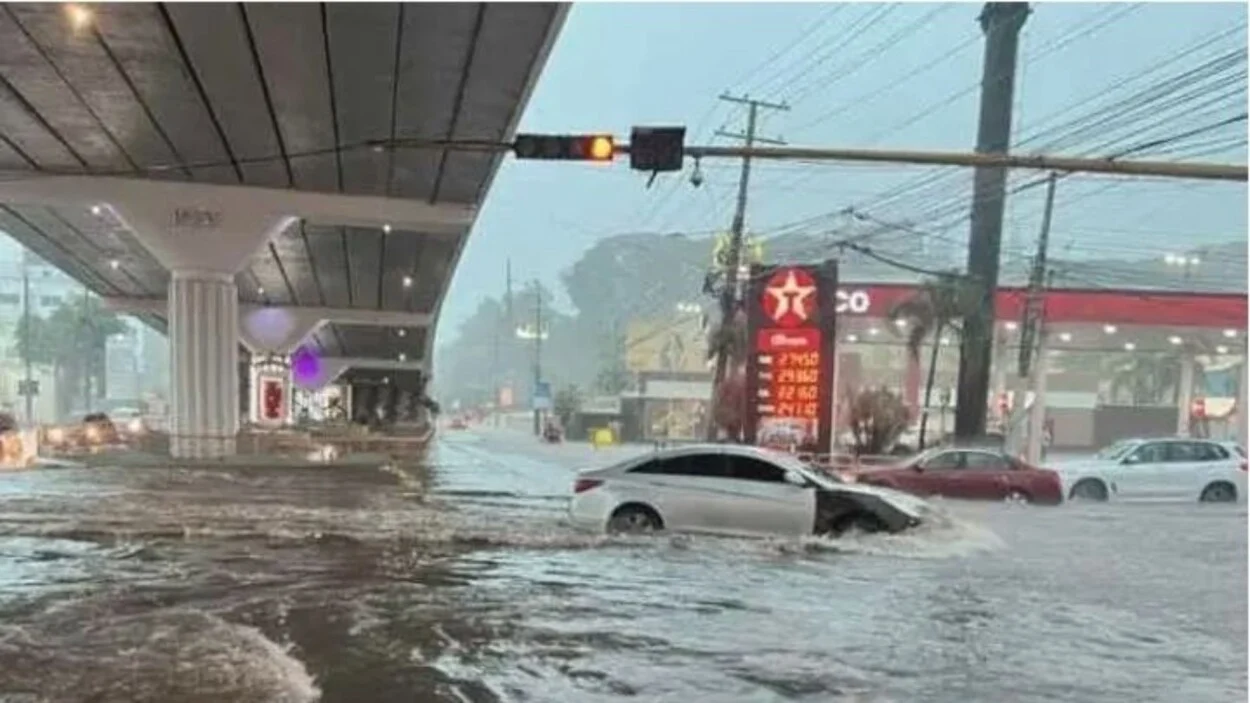 Lluvias provocan anegaciones momentáneas en sectores de Santiago