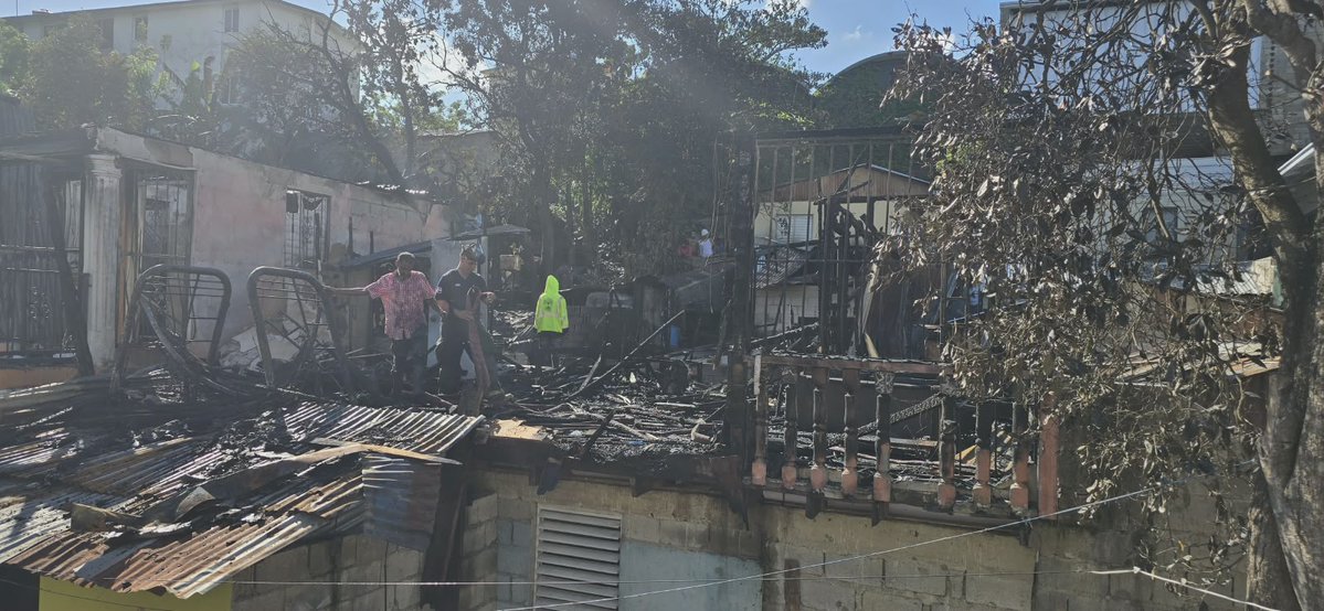 Incendio en Salsipuedes, Moca, afecta 12 viviendas.