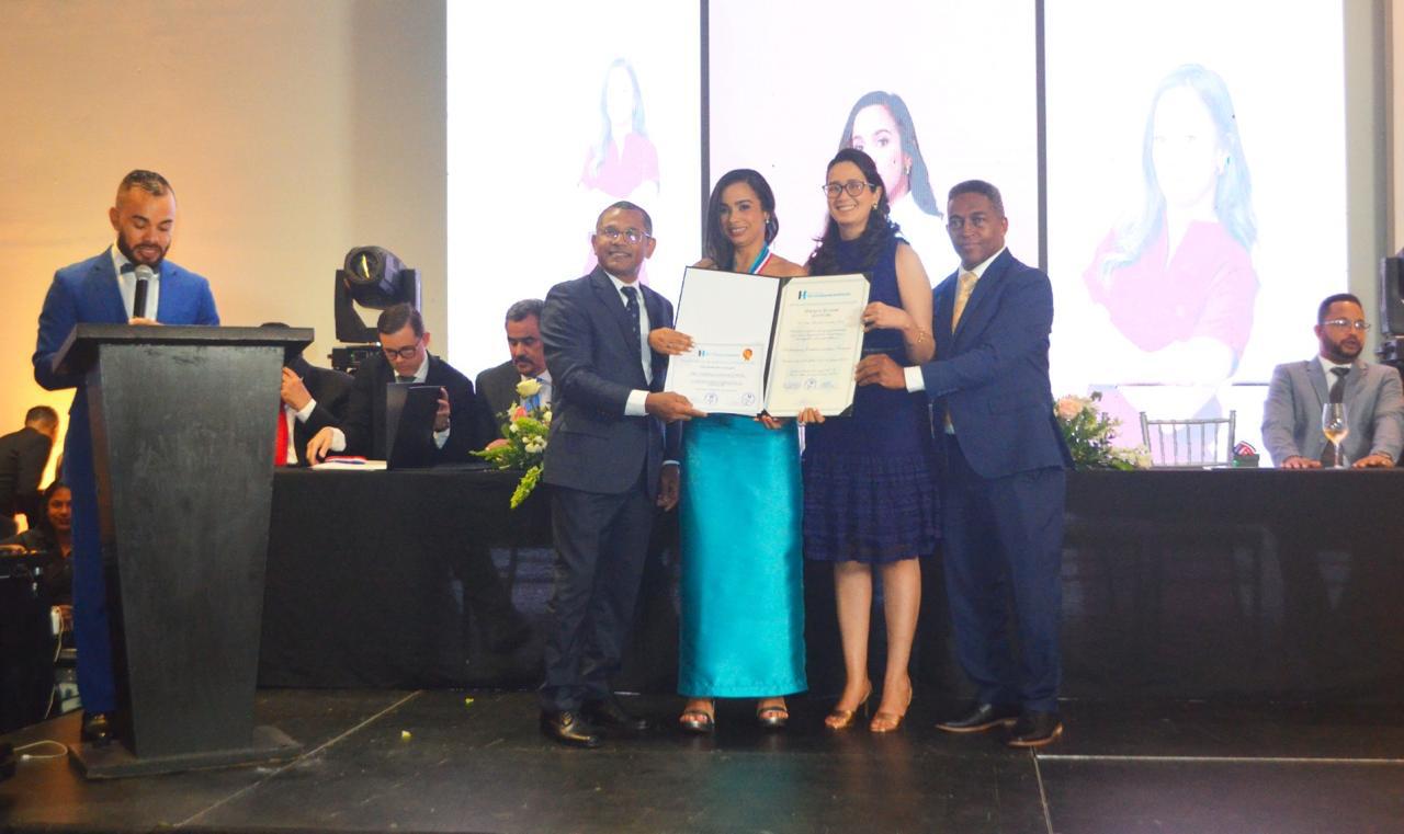 El Hospital Materno Doctora Evangelina Rodríguez graduó a 15 nuevos especialistas en Obstetricia,