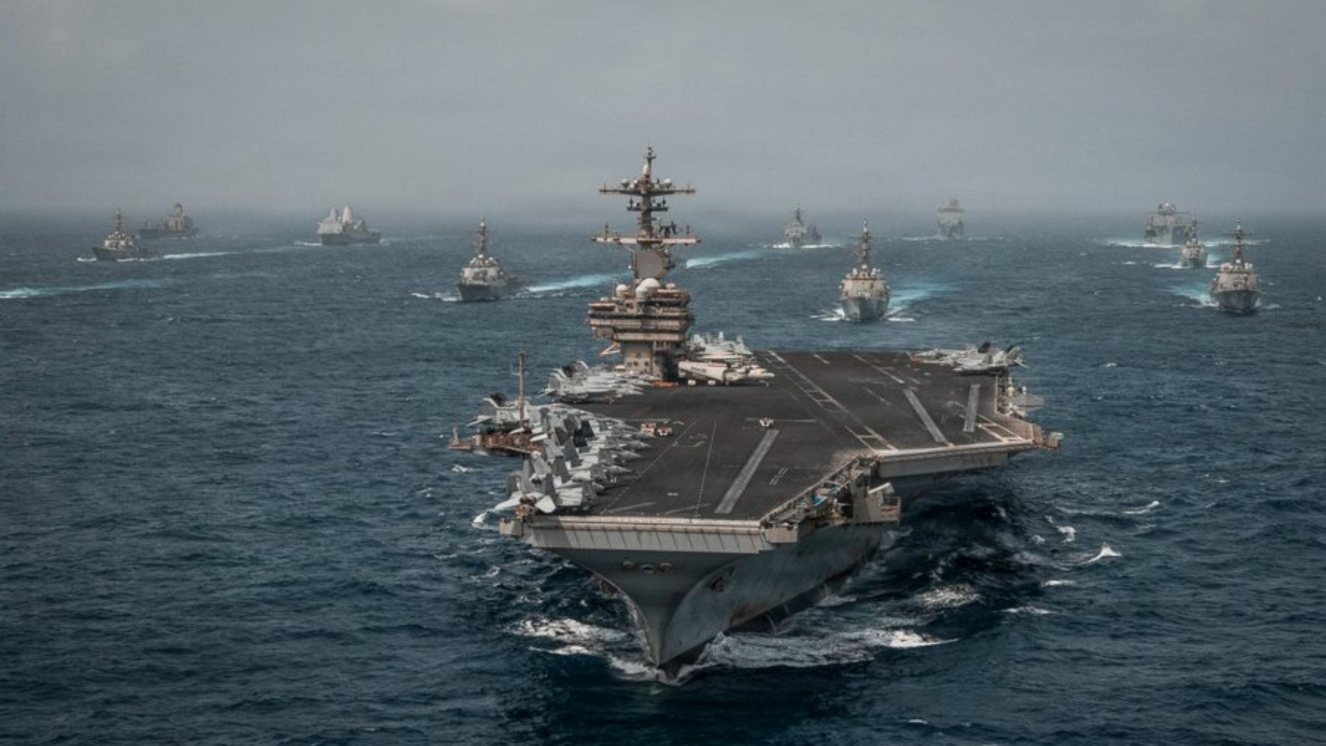 Estados Unidos intensifica operaciones militares contra Irán en el estrecho de Ormuz.