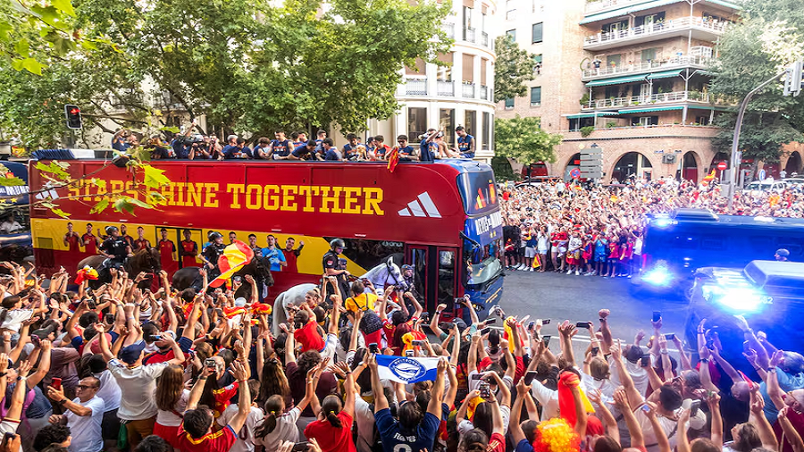 España festeja el título mundial con un histórico desfile por las calles de Madrid.
