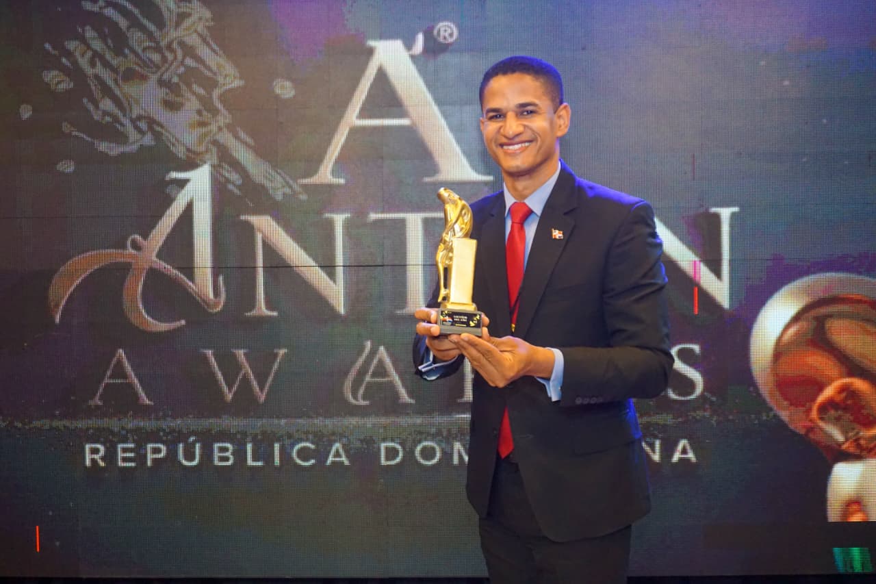 Anton Awards 2026 distinguen a Raphy De León por su trayectoria en la.